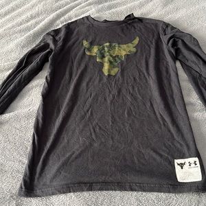 Green and black long sleeve under armor/The Rock